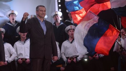 Le&nbsp;dirigeant s&eacute;paratiste de la Crim&eacute;e (Ukraine)&nbsp;Sergue&iuml; Aksionov f&ecirc;te la victoire du "oui" au r&eacute;f&eacute;rendum sur le rattachement &agrave; la Russie, le 17 mars 2014 &agrave; Simf&eacute;ropol, la capitale r&eacute;gionale. (MIKHAIL VOSKRESENSKIY / RIA NOVOSTI)