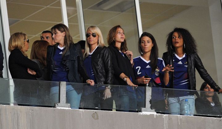 Les femmes des joueurs de l'équipe de France, en marge du match amical Tunisie-France, le 30 mai 2010 à Radès (Tunisie). (FRANCK FIFE / AFP)