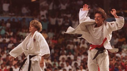 Le 31 juillet 1992, Nicola Fairbrother et Miriam Blasco s'affrontaient en finale de judo, aux Jeux olympiques de Barcelone. Elles sont aujourd'hui mariées. (SASAHARA / AFP-IOPP)