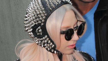 Comme &agrave; chacun de ses passages au Japon, Lady Gaga se lache vestimentairement parlant. M&ecirc;me si elle n'est pas particuli&egrave;rement timide d'habitude, on salut l'audace de cette capuche / casque clout&eacute;e enfil&eacute;e pour aller faire son shopping. (MASATOSHI OKAUCHI / REX / SIPA)