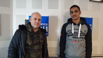 Thierry et Yoan, l'un des deux couples bi-nationaux ayant fui la Tunisie éviter d'être arrêtés. (DAMIEN TRIOMPHE/RADIO FRANCE)