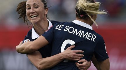 Gaëtane Thiney et Eugénie Le Sommer fêtent le but français (FRANCK FIFE / AFP)