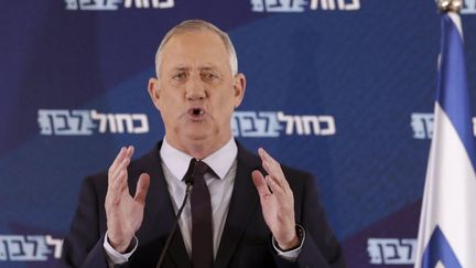 Benny Gantz, numéro 1 du parti centriste israélien "Bleu-Blanc", Lors d'une conférence de presse à Ramat Gan, en Israël, le 7 mars 2020.&nbsp;&nbsp; (AHMAD GHARABLI / AFP)