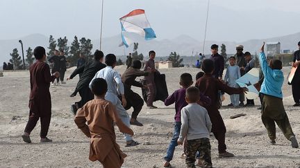 Quand vient la saison des vents favorables, les enfants se réunissent sur les collines de Kaboul pour s'adonner à leur passe-temps préféré.
 (WAKIL KOHSAR / AFP)