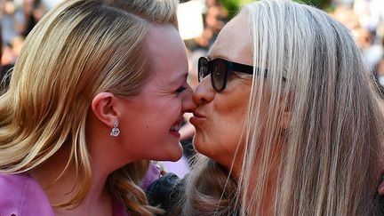 De passage à Cannes pour la présentation de la 2e saison de "Top of the lake", Elizabeth Moss (à gauche) et Jane Campion, lauréate de la Palme d'or en 1993 pour "La Leçon de Piano", se sont (presque) embrassées sur le tapis rouge. 
 (Alberto Pizzoli / AFP)