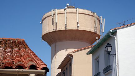 Des antennes relais install&eacute;es au sommet du ch&acirc;teau d'eau de Villeneuve-de-la-Raho, pr&egrave;s de Perpignan (Pyr&eacute;n&eacute;es-Orientales). (RAYMOND ROIG / AFP)