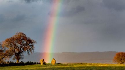 L'image rare d'un arc-en-ciel qui se terminev au milieu de pierres datant de la pr&eacute;histoire dans le Derbyshire (Royaume-Uni), le 18 novembre 2013. (CATERS NEWS AGENCY / SIPA)