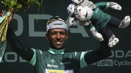 Biniam Girmay sur le podium de la 12e étape, le 11 juillet 2024, à Villeneuve-sur-Lot. (DANIEL COLE/AP/SIPA)