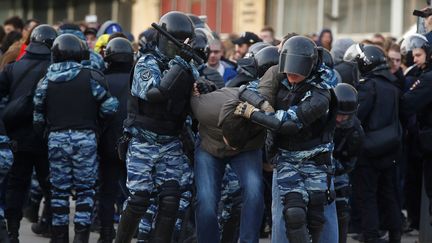 Un manifestant est arrêté par la police russe, à Moscou (Russie) le 26 mars 2017 lors d'un mouvement&nbsp;organisé par l'opposition. (SEFA KARACAN / ANADOLU AGENCY / AFP)