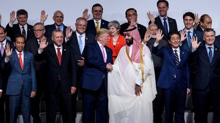 Une photo de groupe à l'ouverture du sommet du G20 à Osaka (Japon), le 28 juin 2019.&nbsp; (BRENDAN SMIALOWSKI / AFP)