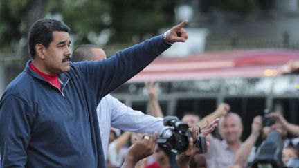 A Caracas, le 9 décembre 2015, meeting improvisé du président chaviste Maduro devant le palais Miraflores, trois jours après la débâcle de son parti aux législatives. Remis du choc, il annonce qu'il est «disposé à mener une révolution radicale». (Miraflores Palace/Handout via Reuters)