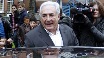 Dominique Strauss-Kahn sort d'un bureau de vote &agrave; Sarcelles&nbsp;(Val-d'Oise),&nbsp;le 6 mai 2012, jour du second tour de l'&eacute;lection pr&eacute;sidentielle. (THOMAS SAMSON / AFP)