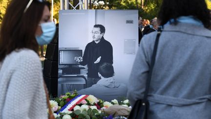 Un hommage au professeur Samuel Paty à Eragny-sur-Oise&nbsp;(Val-d'Oise), le 16 octobre 2021.&nbsp; (ALAIN JOCARD / AFP)