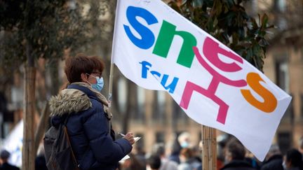 Une participante à une grève des enseignants à Toulouse (Haute-Garonne) le 10 novembre 2020. (ALAIN PITTON / NURPHOTO / AFP)