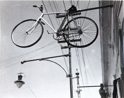 Manuel Alvarez Bravo, Bicicleta al cielo, 1931
 (Colette Urbajtel / Archivo Manuel Alvarez Bravo, S.C.)