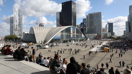 Le quartier d'affaires de La Défense, près de Paris, en 2017. (LUDOVIC MARIN / AFP)