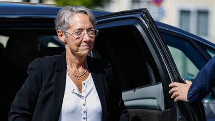 Elisabeth Borne est en&nbsp;campagne pour les élections législatives à&nbsp;Moult-Chicheboville (Calvados), le 21 mai 2022. (SAMEER AL-DOUMY / AFP)