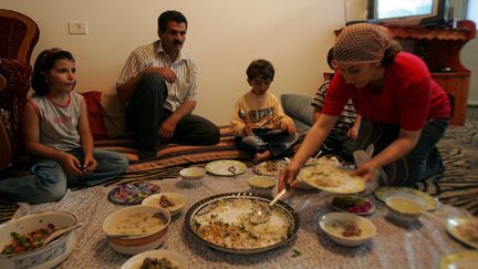 &nbsp; (Le rituel du jeûne et de sa rupture, à la nuit tombée, n'est pas respecté par tous en Cisjordanie © MaxPPP)