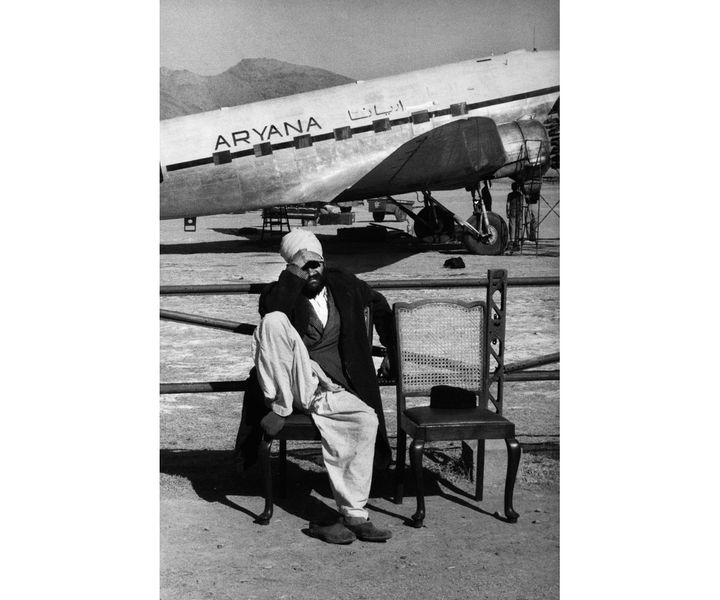 Marc Riboud, "À l’aéroport de Kaboul", Afghanistan, 1955 (© Marc Riboud / Fonds Marc Riboud au MNAAG)