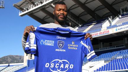 Djibril Cissé a posé avec le maillot du SC Bastia. (PICASA)