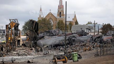 Sc&egrave;ne de d&eacute;solation &agrave; Lac-M&eacute;gantic (Qu&eacute;bec), le 9 juillet 2013, trois jours apr&egrave;s l'explosion d'un train-fant&ocirc;me rempli de p&eacute;trole brut. (MATHIEU BELANGER / REUTERS)