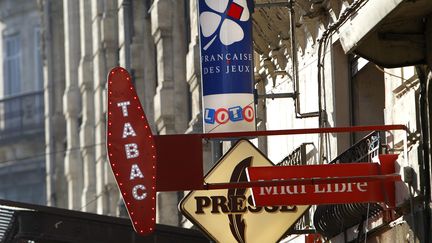 Les enseignes d'un bureau de tabac, à Montpellier (Hérault), le 30 novembre 2016. (ALEX BAILLAUD / MAXPPP)