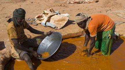 Des chercheurs d'or près d'Alkhanag dans la région de Khartoum, au Soudan, le 20 mars 2013. (ERIC LAFFORGUE / HANS LUCAS)