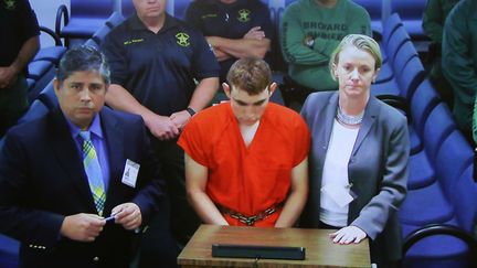 Nikolas Cruz (au centre) comparaît devant un tribunal à Fort Lauderdale, en Floride (Etats-Unis), le 15 février 2018. (SUSAN STOCKER / AFP)