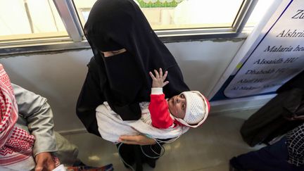 Un enfant et sa mère dans un hôpital de Sanaa (Yémen), le 18&nbsp;septembre 2018. (AFP)