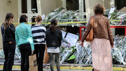 Hommages à Dominique Bernard, devant le lycée Gambetta d'Arras, le 14 octobre 2023. (DENIS CHARLET / AFP)