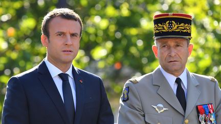 Emmanuel Macron et le général Pierre de Villiers, le chef d'état-major des armées, remontent les Champs-Elysées le 14 juillet 2017 (LIEWIG -POOL/SIPA)