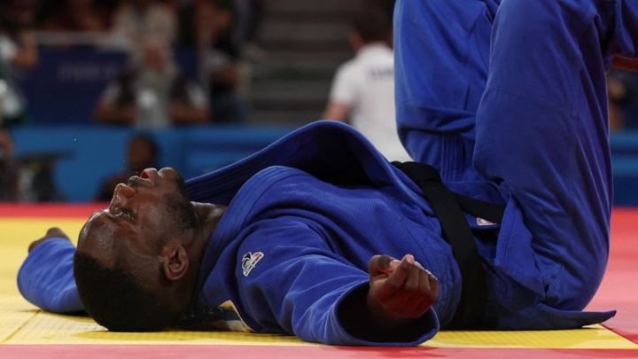 Le judoka français Maxime-Gaël Ngayap Hambou au sol après avoir perdu contre Sanshiro Murao en finale de l'épreuve par équipes mixtes olympique, le 3 août 2024. (JACK GUEZ / AFP)