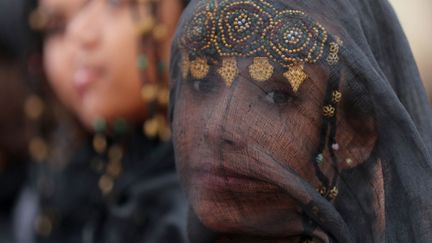 Festival qui met à l'honneur la culture Amazigh. Les Berbères étaient présents au Maroc avant les romains. Polythéistes et païens, ils vénéraient les arbres, l'eau, la Lune. Cette population native s'est convertie à des religions monothéistes quand les Arabes ont envahi le pays, mais elle s'est peu mélangée, ni fondue. Si beaucoup d'entre eux se sont convertis à l'islam, d'autres ont opté pour le judaïsme. L'identité berbère reste très forte et très revendiquée. Elle s'articule essentiellement sur la défense de la langue, très spécifique, le tamazight. La population berbère est un agglomérat de différentes populations de la région: Touaregs, Rifains, Kabyles, Chleuhs et Amazighs. Il y a de nombreuses différences entre eux, mais ils ont en commun une organisation sociale relativement démocratique. Le festival est reconnu comme un «chef d'oeuvre de l'héritage oral et intangible de l'humanité» par l'Unesco. Il met ainsi à l'honneur les traditions mocales et réunit tous les ans les trubus nomades d'Afrique du Nord. (KARIM SAHIB / AFP)