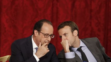 François Hollande et Emmanuel Macron discutent lors d'un conseil stratégique à l'Elysée, le 16 juin 2015. (DENIS ALLARD / REA)