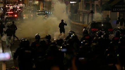 Des affrontements entre des émeutiers et la police, le 2 juillet 2023, à Paris. (CHARLY TRIBALLEAU / AFP)