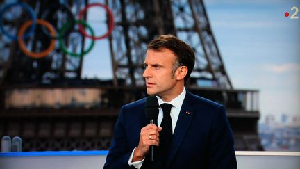 Le président s'est exprimé pour la première fois depuis les élections législatives dans une interview sur France 2 et Radio France, mardi 23 juillet. (LUDOVIC MARIN / AFP)