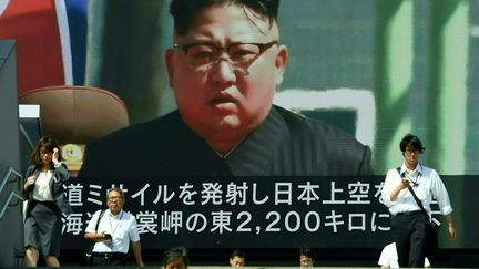 Un reportage sur le leader coréen Kim Jong-un, diffusé sur un écran géant à Tokyo, au Japon, le 15 septembre 2017. (TORU YAMANAKA / AFP)