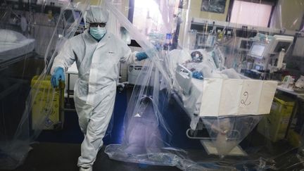 Un soignant dans la chambre d'une personne malade du Covid-19, à l'hôpital franco-britannique de Levallois-Perret (Hauts-de-Seine), le 9 avril 2020. (LUCAS BARIOULET / AFP)