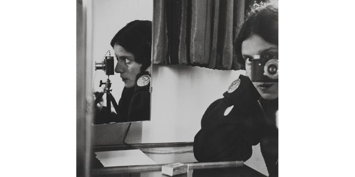 Ilse Bing (1899-1998), Autoportrait au Leica, Tirage au gélatino-bromure d'argent 1986, d'après un négatif gélatino-argentique sur support souple, 1931
 (Musée Carnavalet - Histoire de Paris / Roger-Viollet)