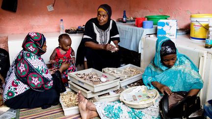 La guérisseuse Bi Mwanahija Mzee, 56 ans, dont les parents étaient également des guérisseurs traditionnels à Zanzibar, est autorisé à exercer. Elle reçoit chaque jour dans sa clinique de très nombreuses femmes qui lui amènent leurs enfants malades. Toutes croient aux bienfaits de ses herbes et de ses prières. (NICKY MORAN WOO / REUTERS)