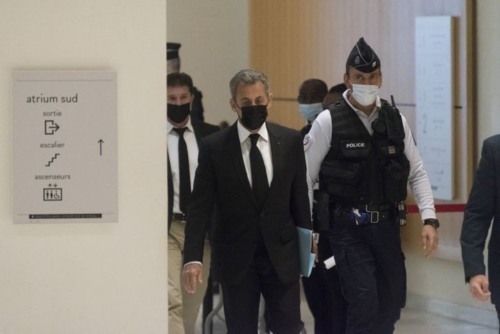 L'ancien président de la République Nicolas Sarkozy arrive au tribunal correctionnel de Paris, le 2 novembre 2021. (MAGALI COHEN / HANS LUCAS / AFP)