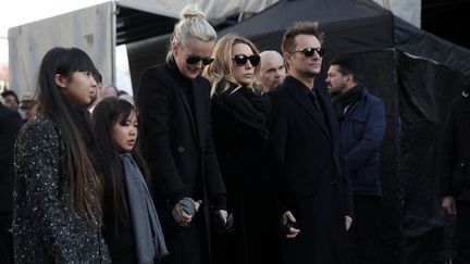 Laeticia Hallyday, ses filles Jade et Joy, ainsi que Laura Smet et David Hallyday, lors de l'enterrement de Johnny Hallyday à l'église de la Madeleine, à Paris, le 9 décembre 2017. (YOAN VALAT / AFP)