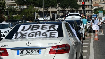 Un taxi lors de la journ&eacute;e nationale de mobilisation contre Uber,&nbsp;le 25 juin 2015. (ANNE-CHRISTINE POUJOULAT / AFP)