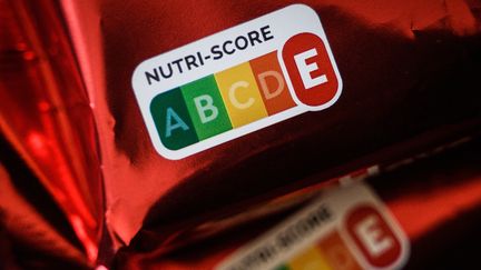 Le Nutri-Score attribue aux aliments une couleur, de vert à rouge, et une lettre, de A à E, en fonction de leur valeur nutritionnelle. (LOIC VENANCE / AFP)