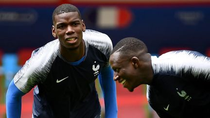 Paul Pogba et Benjamin Mendy lors de la Coupe du monde 2018, en Russie. (FRANCK FIFE / AFP)