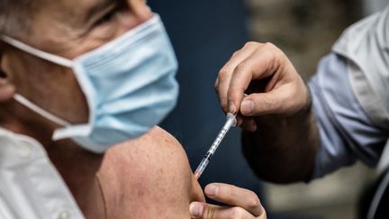 Une vaccination contre le Covid-19 à Lyon, mardi 5 janvier 2021. (JEFF PACHOUD / AFP)