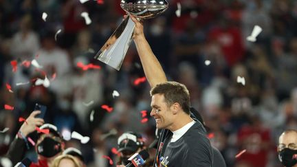 Le légendaire quarterback Tom Brady (Tampa Bay Buccaneers) avec le Vince-Lombardi Trophy 2020 (PATRICK SMITH / GETTY IMAGES NORTH AMERICA)