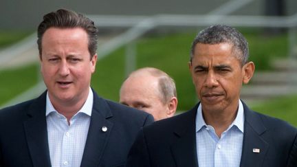 David Cameron (&agrave; gauche) et Barack Obama, le 18 juin 2013 &agrave;&nbsp;Enniskillen (Irlande-du-Nord). (BERTRAND LANGLOIS / AFP)