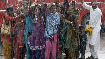 Des musulmans indiens saluent leurs proches qui partent en p&eacute;lerinage &agrave; La Mecque depuis Ahmedabad (Inde), le 26 septembre 2013. (AMIT DAVE / REUTERS)