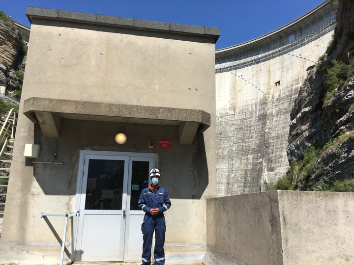 Yacine Makhloufi, le responsable de la production électrique du barrage du lac de Castillon,&nbsp;qui culmine à 100 mètres de hauteur. (GREGOIRE LECALOT / RADIO FRANCE)